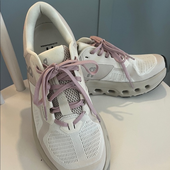 LIKE NEW: On Cloud Cloudrunner 2 Women's Sneakers in Silver and Mauve - Picture 3 of 9